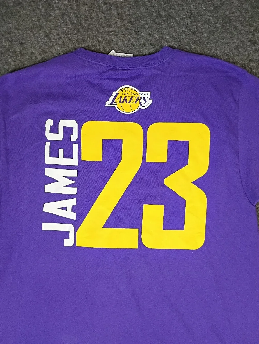 Majestic Los Angeles Lakers LeBron James #23 Purple T-Shirt Men's Large NWT.